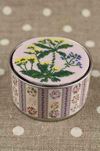 Sajou cross stitch kit ï»¿Dyerâ€™s Madder motif round box