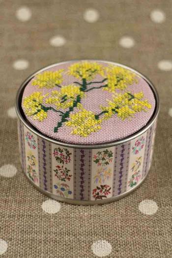 Sajou cross stitch kit ï»¿Woad motif round box